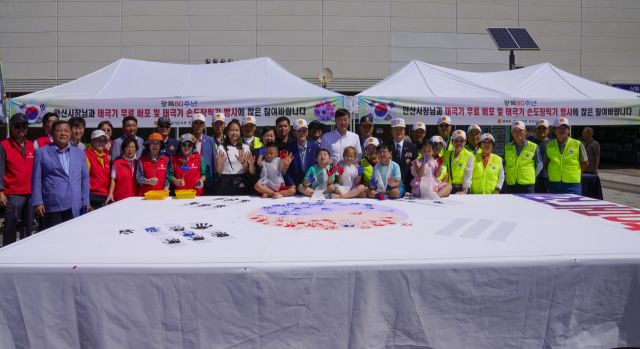 광복 80주년을 맞아 10일 오전 상록수역에서 열린 손바닥 페인팅 행사에서 이민근 안산 시장이 광복회 회원,시민들과 기념 촬영을 하고 있다. 김도현 인턴기자