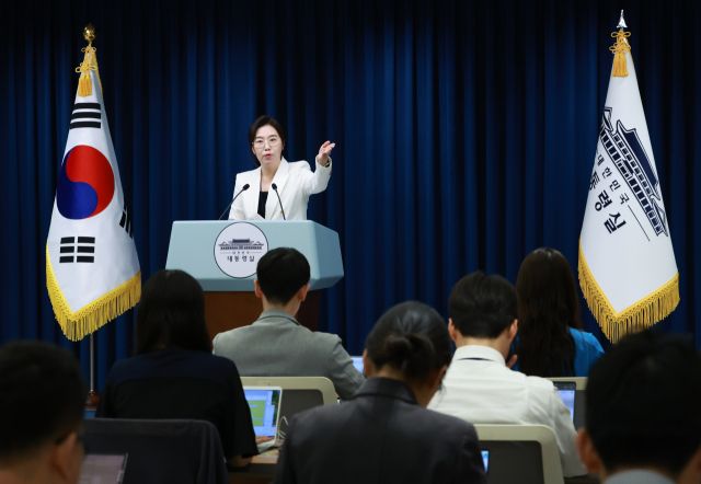 강유정 대통령실 대변인이 12일 서울 용산 대통령실 청사에서 한미 정상회담 개최 관련 브리핑 뒤 취재진의 질문을 받고 있다. 연합뉴스