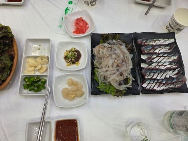 글쓴이 A씨가 주장하는 난전 앞 횟집 오징어 회. A씨에 따르면 이곳은 2만원에 두 마리, 서비스 회까지 줬다.