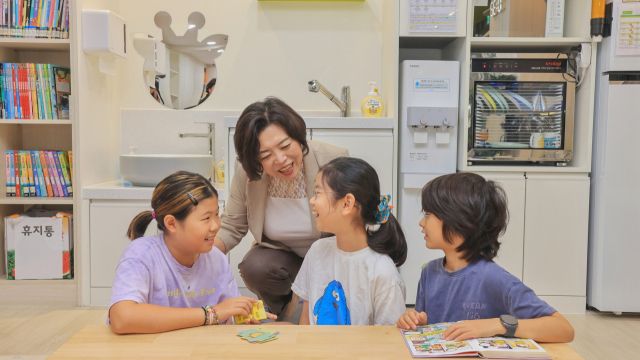 신계용 과천시장이 12일 부림동 다함께돌봄센터를 방문해 아이들과 이야기 나누고 있다. 과천시 제공