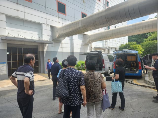 의정부 자원회수시설에서 시민들이 다이옥신 측정 과정을 둘러보고 있다. 의정부시 제공