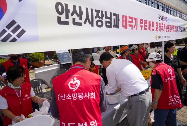 10일 오전 광복 80주년을 맞아 상록수역 손바닥 페인팅 행사에서 이민근 안산 시장이 손도장을 찍고 손을 씻고 있다.