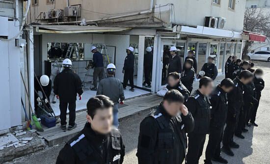 파주시 연풍리 성매매집결지에서 시와 방호업체 관계자, 철거 용역 관계자 등이 불법 건축물을 철거하고 있다. 경기일보 DB