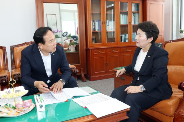이권재 시장이 임이자 국회 기획재정위원장에게 지역현안사항에 대해 설명하고 있다. 오산시 제공