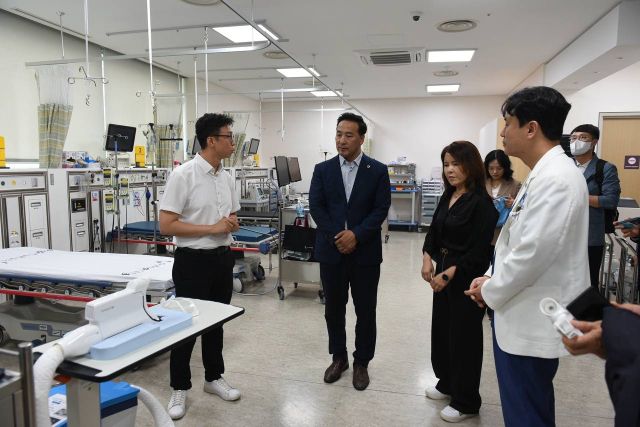 김용성 경기도의원(더불어민주당·광명4)이 11일 아주대학교병원 별관 국제회의실에서 진행된 ‘배설 케어 로봇’ 시연을 참관하고 있다. 경기도의회 제공