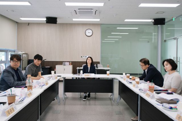 김포시의회 의원연구단체 ‘BTL·BTO 활용방안 연구회’ 소속 의원들이 용역 착수보고회에서 용역사의 설명을 청취하고 있다. 김포시의회 제공