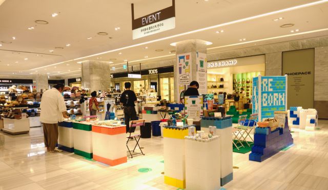 경기도 업사이클플라자 입주기업인 ㈜동네형이 지난달 8~21일 현대백화점 천호점과 협업, ‘플라스틱 리본(Plastic Reborn)’ 팝업스토어를 열었다. 경기도 제공