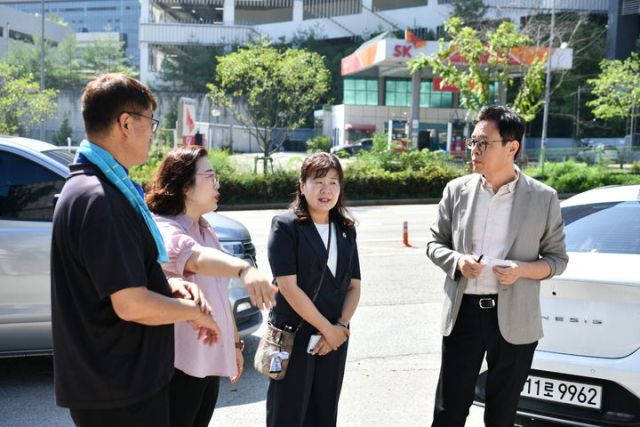 장수석 영통구청장을 비롯한 구 관계자들이 동수원 성당 인근 등 민원 현장을 둘러보고 있다. 수원시 제공