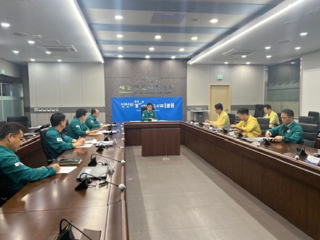 인천시는 13일 오전 4시 지역재난안전대책본부 비상 1단계를 가동하며 하천변 산책로 12곳 등 침수 위험지역에 대한 통제를 시작했다. 인천시 제공