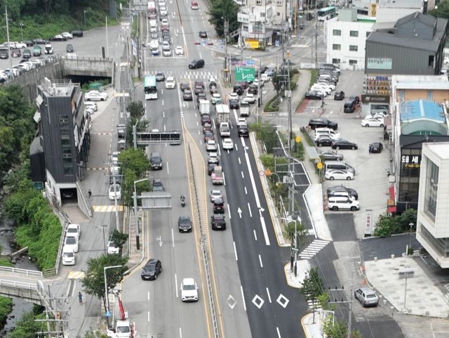 광주시 오포읍 광주광명초등학교 진입로인 국지도 57호선 구간 차선이 종전 2차선에서 3차선으로 확장된 모습. 광주시 제공