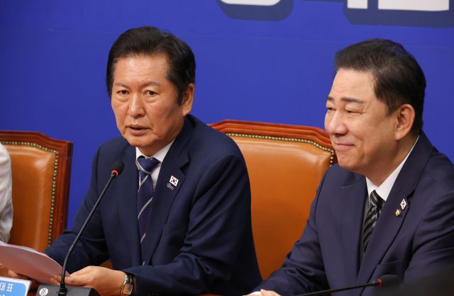 더불어민주당 정청래 대표(왼쪽)가 13일 서울 여의도 국회에서 열린 최고위원회에서 발언하고 있다. 연합뉴스