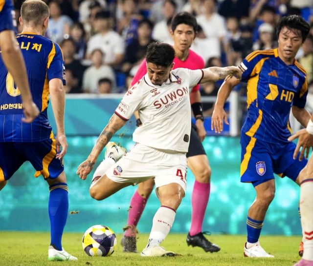 수원FC가 16일 울산 HD전 승리로 강등권 탈출을 목표로 하고 있다. 사진은 지난 20라운드 순연경기 양 팀의 맞대결 장면. 수원FC 제공