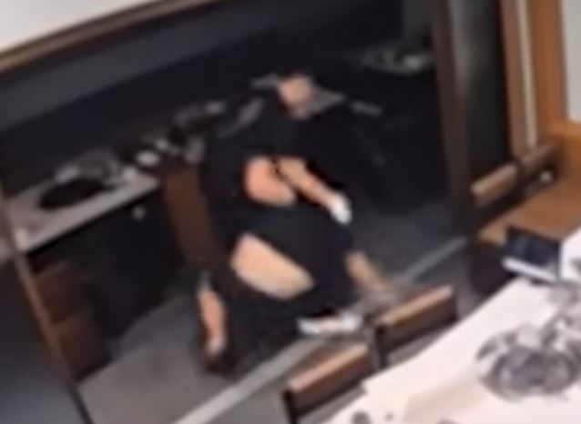 전북 정읍의 한 고깃집에서 10대 아르바이트생을 폭행한 사장이 경찰에 체포됐다. 사진은 사장이 아르바이트생을 폭행하는 장면. 뉴시스 보도자료영상 저장소 갈무리