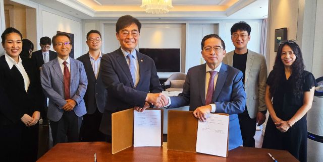 조명우 인하대 총장, 트란 킴 쭝(Tran Kim Chung) CT 그룹 이사회 의장 등이 기념 사진을 찍고 있다. 인하대학교 제공