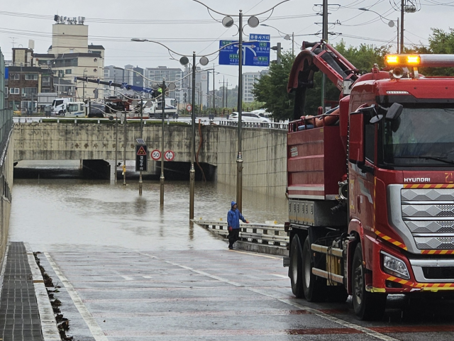 지난 13일부터 내린 비로 인천 계양구 용종지하차도가 빗물에 잠겨 통행이 제한되고 있다. 박기웅기자
