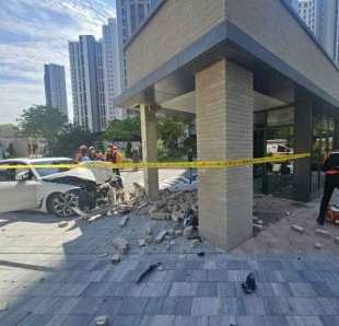 평택 세교동 아파트단지 내 승용차 기둥 충돌사고 현장. 평택소방서 제공