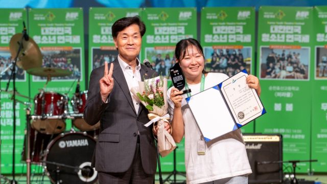 용인특례시 흥덕고등학교가 작품 ‘펜스 너머로 가을 바람이 불기 시작해’로 ‘제29회 대한민국청소년연극제’에서 단체 은상을 수상했다. 경기도 제공