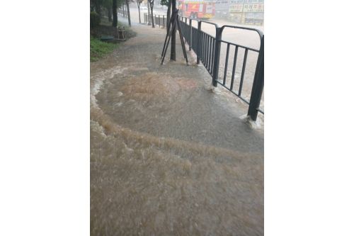 극한호우가 수도권을 강타한 13일 김포시 고촌읍 대로변 맨홀이 폭우에 넘치고 있다. 독자 제공