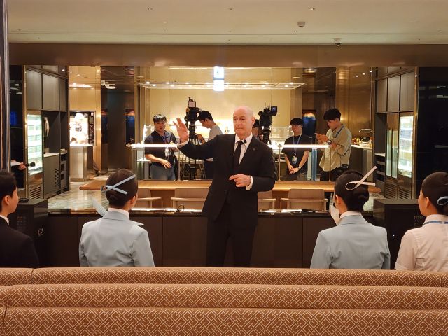 데이비드 페이시(David Pacey) 대한항공 기내식기판 및 라운지부문 부사장이 14일 인천국제공항 제2여객터미널에서 대한항공 신규 라운지 ‘마일러 클럽’ 사전 공개 행사를 하고 있다. 이병기기자