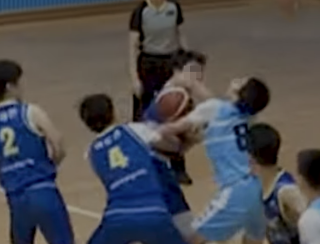 A중학교 학생이 B중학교 학생을 향해 주먹을 휘두르고 있다. 유튜브 채널 '농야모' 갈무리