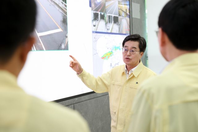 김동연 경기도지사가 14일 오전 경기도 재난안전대책본부를 찾아 호우 피해 상황을 살펴보고 적극 대처를 당부했다. 경기도 제공