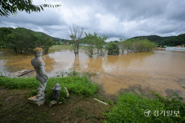 14일 오후 파주시 한 공원이 침수돼 물바다가 돼 있다. 지난 13일부터 이날까지 이틀 사이 파주에는 317mm가 넘는 비가 내리고, 동두천, 연천에도 270mm가 넘는 폭우가 내려 곳곳에서 침수 등 피해가 발생했다. 윤원규기자