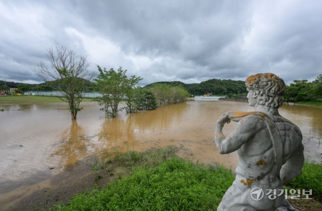 14일 오후 파주시 한 공원이 침수돼 물바다가 돼 있다. 지난 13일부터 이날까지 이틀 사이 파주에는 317mm가 넘는 비가 내리고, 동두천, 연천에도 270mm가 넘는 폭우가 내려 곳곳에서 침수 등 피해가 발생했다. 윤원규기자