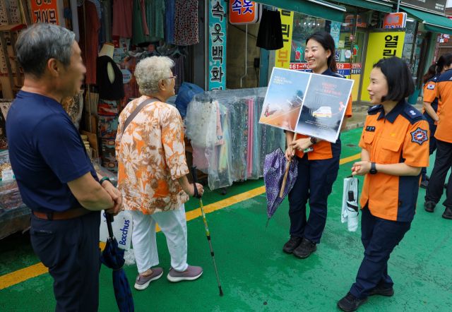 의왕소방서가 삼동 부곡도깨비시장에서 ‘올바른 119구급차 이용문화’ 홍보캠페인을 펼치고 있다. 의왕소방서 제공