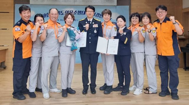 하남소방서 여성의용소방대가 제10회 경기도의용소방대 강의경연대회에서 심폐소생술 분야 우수상을 수상하고 기념촬영을 하고 있다. 하남소방서 제공
