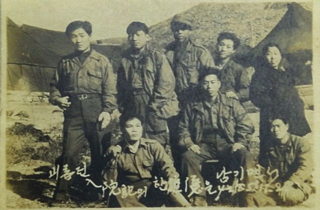 독립운동가 오재성 선생이 8240부대 의무실에서 군의관으로 복무한 당시 사진. 유가족 제공