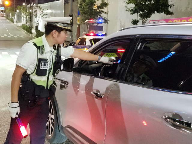 인천 서부경찰서 소속 경찰관이 16일 오후 서구 가정동 루원음식문화거리 인근 도로에서 음주 단속을 하고 있다. 황남건기자