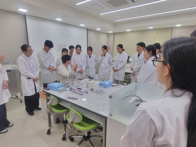 구리남양주교육지원청이 구리교육지원센터에서 김지아 장학사의 지도로 학생들을 대상으로 진로 탐색과 전공 체험을 진행하고 있다. 구리교육지원센터 제공