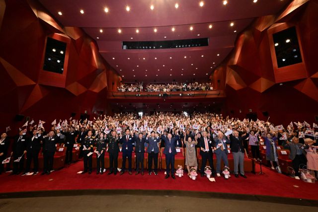 15일 제80주년 광복절을 맞아 구리아트홀 코스모스 대극장에서 ‘제80주년 광복절 경축식’을 갖고 관계자들이 기념촬영을 하고 있다.구리시 제공