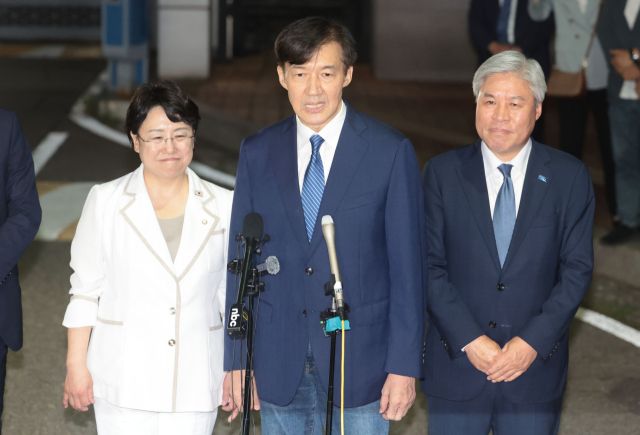 조국혁신당 조국 전 대표가 지난 15일 광복절 특별사면·복권 조치로 서울 구로구 남부교도소에서 출소하며 대국민 인사를 하고 있다. 연합뉴스