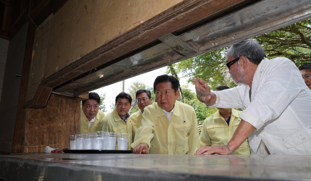 더불어민주당 정청래 대표(왼쪽에서 네번째)가 15일 오후 경기도 포천시 내촌면 수해현장을 찾아 피해 현황을 살펴보고 있다. 연합뉴스