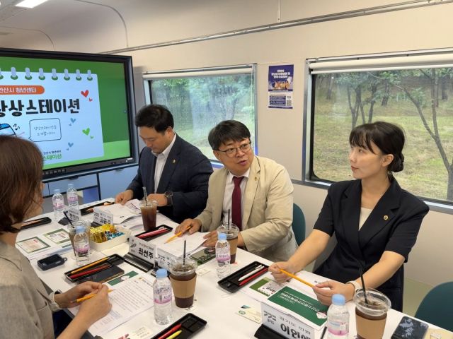 김재훈 경기도의원이 마음건강 키오스크가 설치된 안산 청년센터 상상스테이션을 방문해 비대면 정신건강 서비스 확충 필요성을 말하고 있다. 경기도의회 제공.