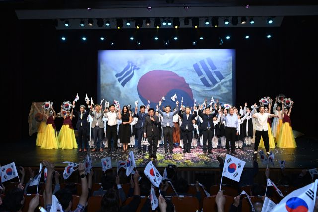 조용익 부천시장이 15일 부천시청에서 ‘광복 80주년 경축식’ 뮤지컬에 참여한 배우들과 기념사진을 촬영하고 있다.부천시 제공.