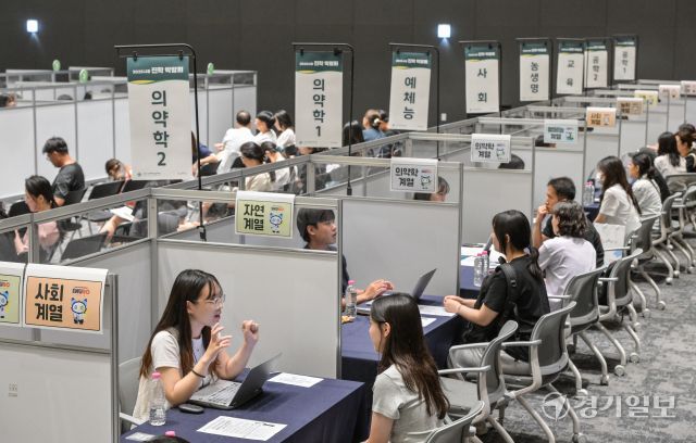 16일 오후 서울대학교 시흥캠퍼스 교육협력동에서 열린 '2025 시흥 진학박람회'에서 학생과 학부모들이 다항한 대학교들의 진학 정보 확인 및 상담을 받고 있다. 이날 열린 박람회에는 국내 40개 대학교가 참여해 2026 대입을 위한 수시 지원 전략 수립 및 일대일 맞춤형 대입 진학 상담, 대학별 입학사정관과 진학 상담, 서울대학생 진로 멘토링 등 프로그램이 진행됐다. 윤원규기자
