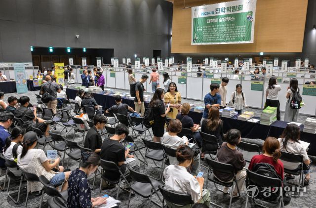 16일 오후 서울대학교 시흥캠퍼스 교육협력동에서 열린 '2025 시흥 진학박람회'에서 학생과 학부모들이 다항한 대학교들의 진학 정보 확인 및 상담을 받고 있다. 이날 열린 박람회에는 국내 40개 대학교가 참여해 2026 대입을 위한 수시 지원 전략 수립 및 일대일 맞춤형 대입 진학 상담, 대학별 입학사정관과 진학 상담, 서울대학생 진로 멘토링 등 프로그램이 진행됐다. 윤원규기자