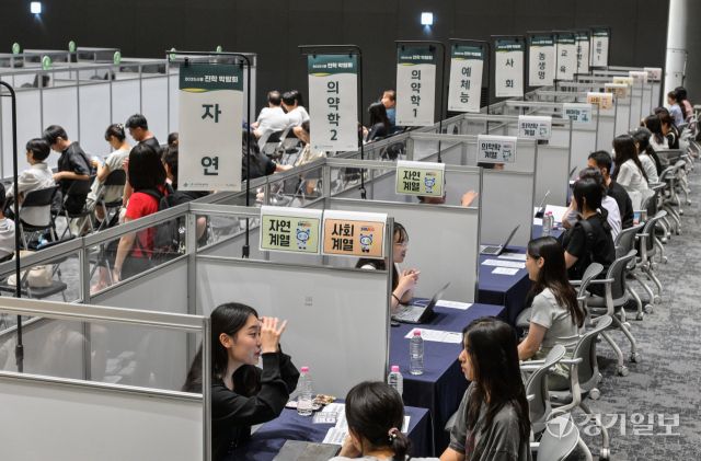 16일 오후 서울대학교 시흥캠퍼스 교육협력동에서 열린 '2025 시흥 진학박람회'에서 학생과 학부모들이 다항한 대학교들의 진학 정보 확인 및 상담을 받고 있다. 이날 열린 박람회에는 국내 40개 대학교가 참여해 2026 대입을 위한 수시 지원 전략 수립 및 일대일 맞춤형 대입 진학 상담, 대학별 입학사정관과 진학 상담, 서울대학생 진로 멘토링 등 프로그램이 진행됐다. 윤원규기자