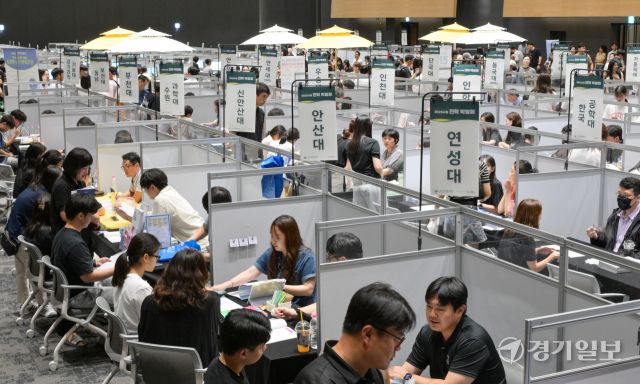 16일 오후 서울대학교 시흥캠퍼스 교육협력동에서 열린 '2025 시흥 진학박람회'에서 학생과 학부모들이 다항한 대학교들의 진학 정보 확인 및 상담을 받고 있다. 이날 열린 박람회에는 국내 40개 대학교가 참여해 2026 대입을 위한 수시 지원 전략 수립 및 일대일 맞춤형 대입 진학 상담, 대학별 입학사정관과 진학 상담, 서울대학생 진로 멘토링 등 프로그램이 진행됐다. 윤원규기자