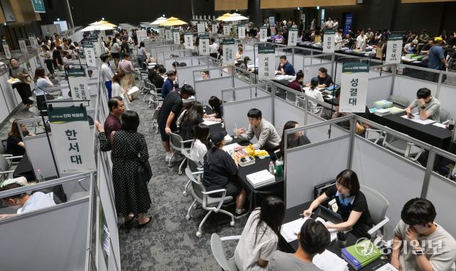16일 오후 서울대학교 시흥캠퍼스 교육협력동에서 열린 '2025 시흥 진학박람회'에서 학생과 학부모들이 다항한 대학교들의 진학 정보 확인 및 상담을 받고 있다. 이날 열린 박람회에는 국내 40개 대학교가 참여해 2026 대입을 위한 수시 지원 전략 수립 및 일대일 맞춤형 대입 진학 상담, 대학별 입학사정관과 진학 상담, 서울대학생 진로 멘토링 등 프로그램이 진행됐다. 윤원규기자
