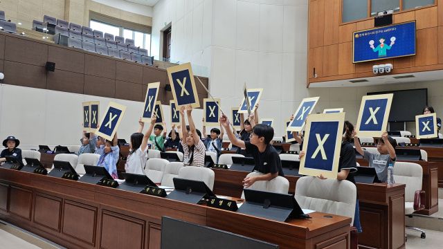 최근 용인시의회에서 진행된 ‘용인시의회 청소년 모의의회 참여 아카데미’에서 학생들이 활동에 참여하고 있다. 용인교육자원봉사회 제공