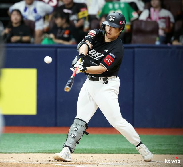 17일 서울 고척스카이돔에서 벌어진 키움 히어로즈와 원정 경기서 10회초 KT 위즈의 강백호가 우전 적시타를 때려내고 있다. KT 위즈 제공