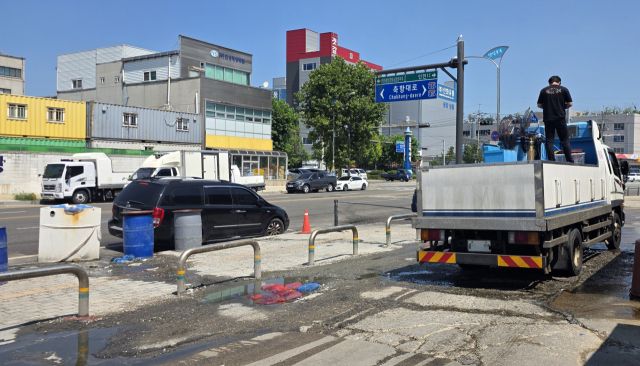17일 인천 중구 연안부두 일대 한 수산물 가게 앞에서 활어운송차량에서 방류한 해수가 인도를 넘어 도로까지 흘러가고 있다. 장민재 기자
