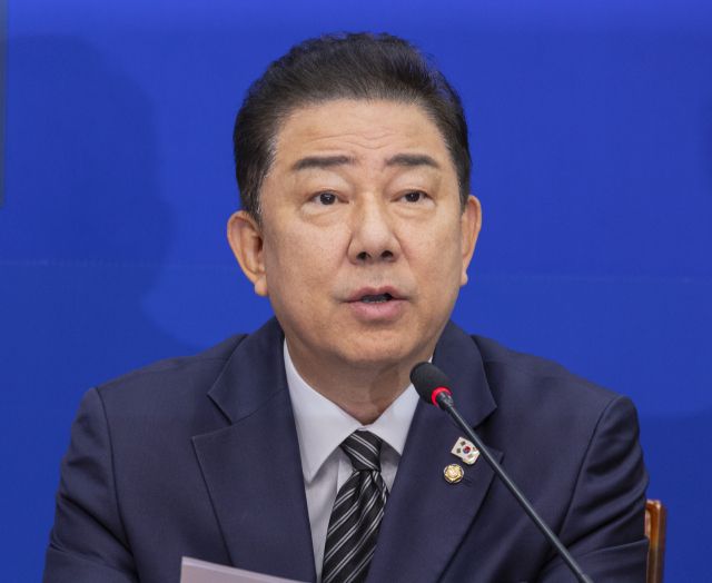더불어민주당 김병기 원내대표가 지난 13일 국회에서 열린 최고위원회에서 발언을 하고 있다. 연합뉴스