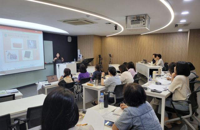 최현주 재능대 영재교육원장이 늘봄학교 강사들을 대상으로 ‘강사 양성 심화 연수’를 하고 있다. 재능대학교 제공