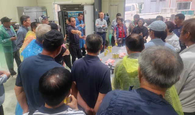 여주시양봉연구회 43명의 외원들이 지난 13일 강원도 양구군의 민두벌꿀농장에서 현장교육을 진행하고 있다. 여주시농업기술센터