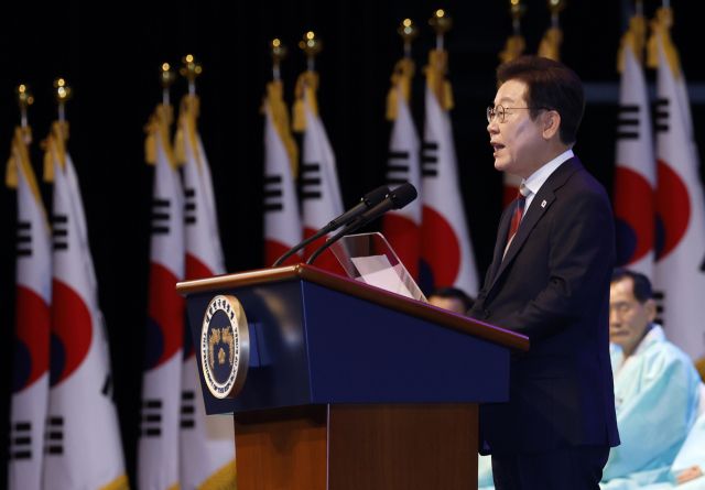 이재명 대통령이 15일 서울 세종문화회관에서 열린 80주년 광복절 경축식에서 경축사를 하고 있다. 연합뉴스