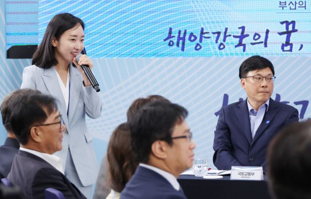 전은수 대통령실 부대변인이 지난달 25일 부산 부경대에서 이재명 대통령이 참석한 가운데 열린 타운홀미팅 '부산의 마음을 듣다' 간담회에서 사회를 보고 있다. 연합뉴스